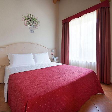 Residence Adamello Resort Ponte Di Legno Rum bild