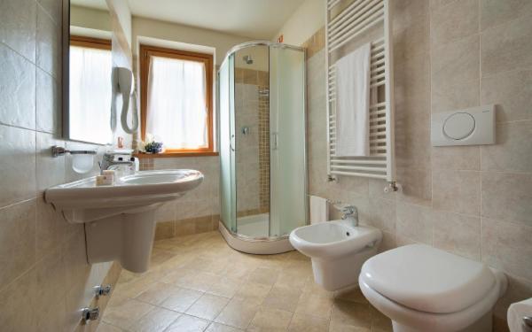 Residence Adamello Resort Ponte Di Legno Rum bild