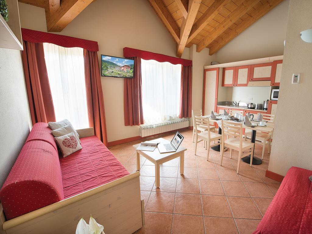 Residence Adamello Resort Ponte Di Legno Rum bild